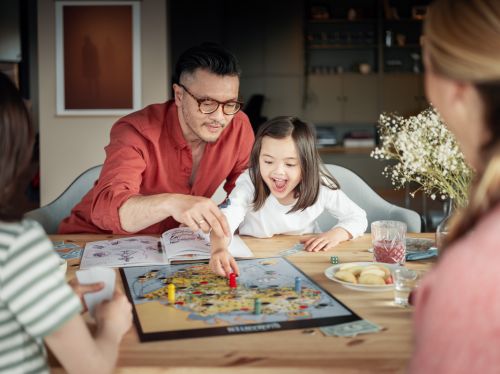 Familie spiller brettspill