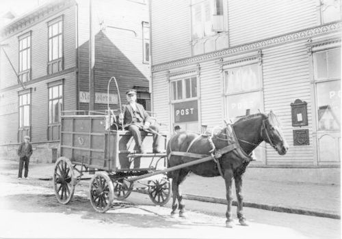 Posten blir levert med hest og kjerre