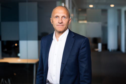 Postens sikkerhetsekspert poserer i kontorlandskap