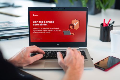 Desktop med tekst om et lynkurs for å lære å unngå nettsvindel, Posten brand.