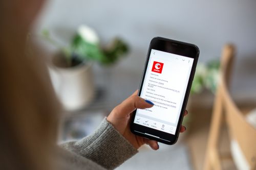 Mobiltelefon som viser en svindelmelding.