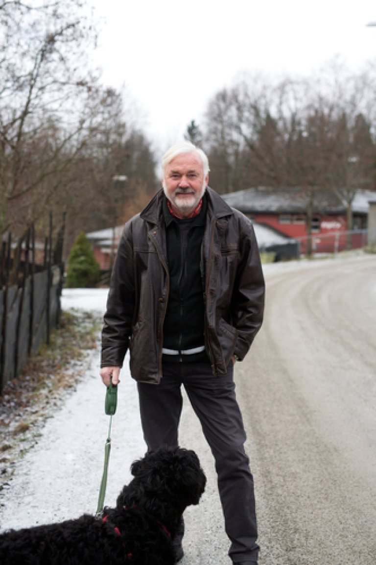 Eldre mann med hund ute Foto:Kimm Satvedt