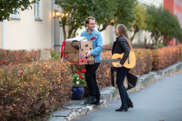 Ungt par med flyttekasser og gitar