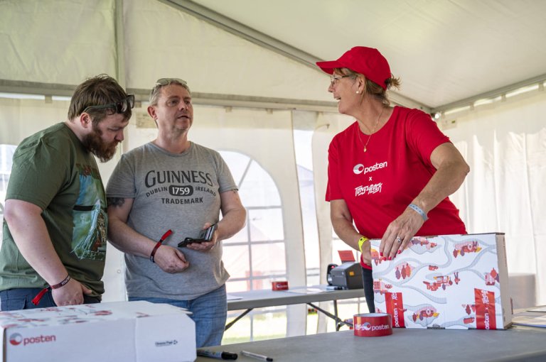 Festivaldeltakere benytter sjansen til å sende merch hjem med Norgespakke