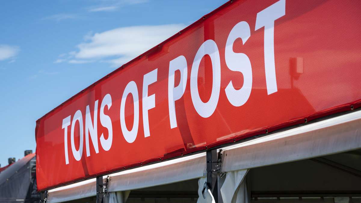 "Tons of Post"-banneret er godt synlig overPostens telt på Tons of Rock