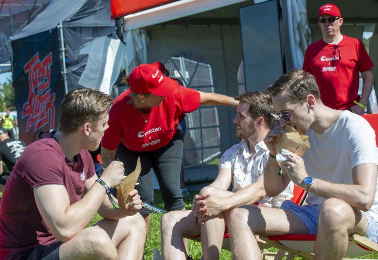 Festivaldeltakere koser seg ved Posten-teltet på Tons of Rock