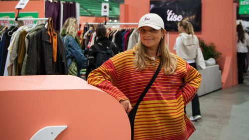 Nora Adra foran en rekke klær som selges gjennom Tise